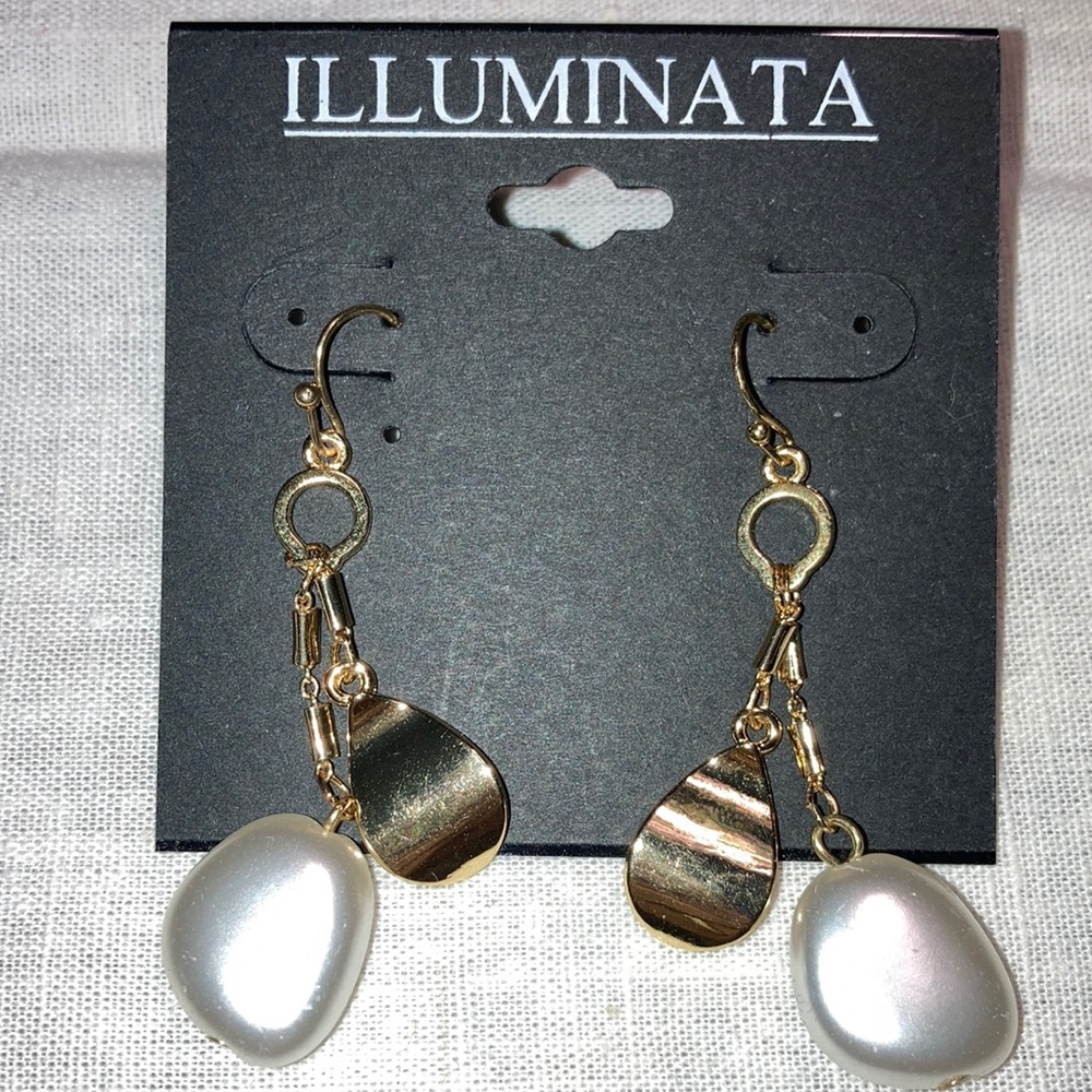 GT EARRINGS 1 pair dangling w/GT teardrop & large pearlized bead. $15